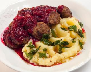 Фрикадельки в брусничном соусе