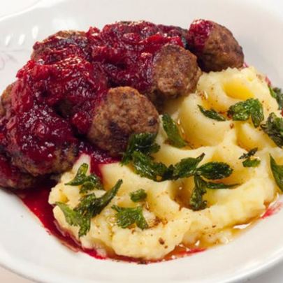 Фрикадельки в брусничном соусе