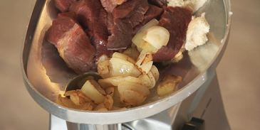 фрикадельки в брусничном соусе