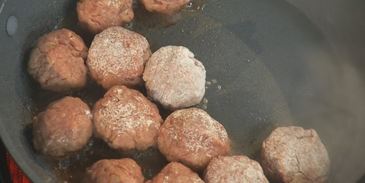 фрикадельки в брусничном соусе