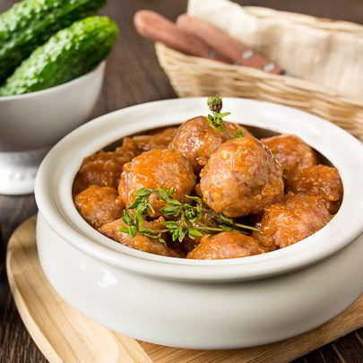 Фрикадельки в пикантном томатном соусе