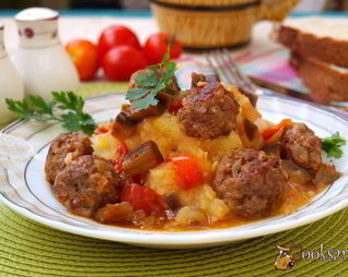 Фрикадельки в соусе из баклажанов