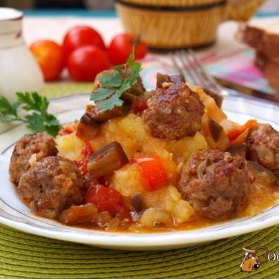 Фрикадельки в соусе из баклажанов