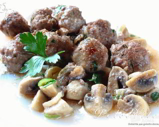 Фрикадельки в соусе с шампиньонами