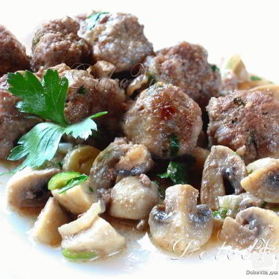 Фрикадельки в соусе с шампиньонами