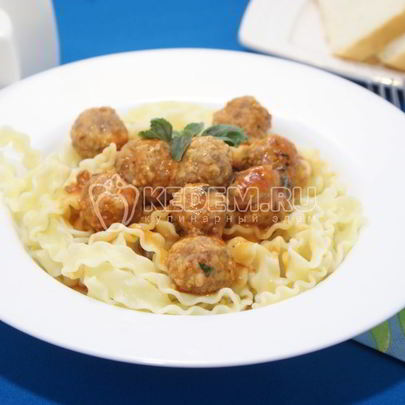 Фрикадельки в томатном соусе с пастой