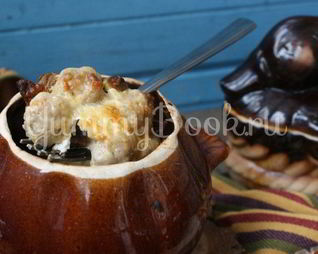 Картофель с грибами и фрикадельками в горшочках