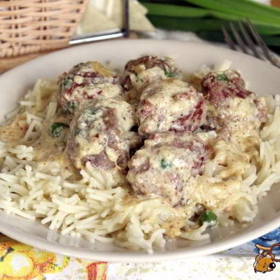 Мясные фрикадельки с зеленым горошком в сливочном соусе