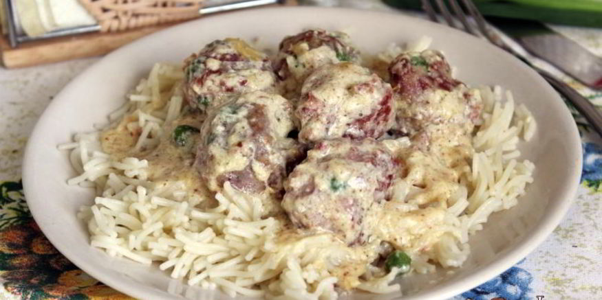Рецепт мясных фрикаделек с зеленым горошком в сливочном соусе