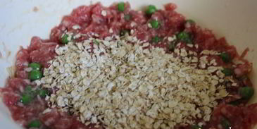 мясные фрикадельки с зеленым горошком в сливочном соусе