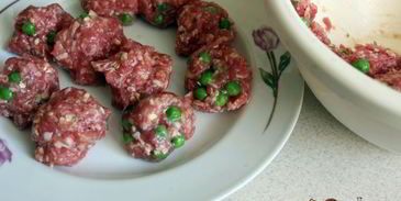 мясные фрикадельки с зеленым горошком в сливочном соусе