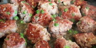 мясные фрикадельки с зеленым горошком в сливочном соусе