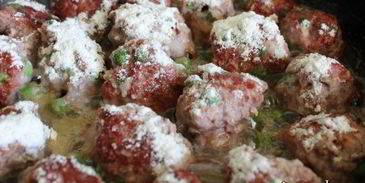 мясные фрикадельки с зеленым горошком в сливочном соусе