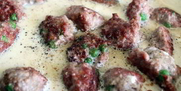 мясные фрикадельки с зеленым горошком в сливочном соусе