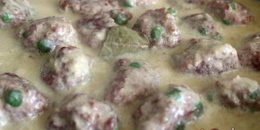 мясные фрикадельки с зеленым горошком в сливочном соусе
