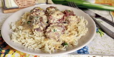 мясные фрикадельки с зеленым горошком в сливочном соусе