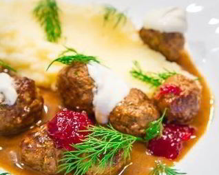 Шведские фрикадельки с брусничным джемом