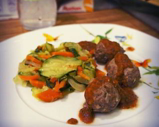 Цукини с фрикадельками и ароматным соусом