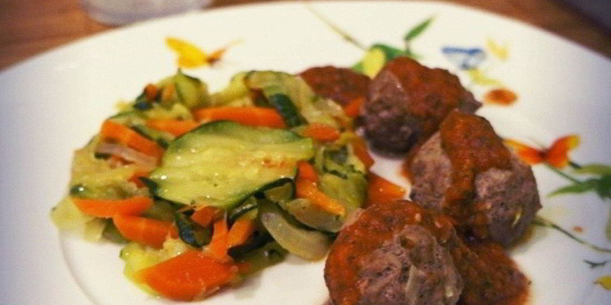 Рецепт цукини с фрикадельками и ароматным соусом