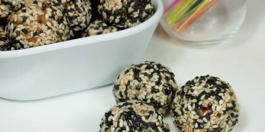 Рецепт закусочных куриных фрикаделек в кунжуте