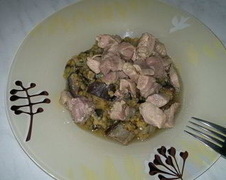 Чечевица по-тайски с имбирем и чесноком, баклажаном и бедром индейки