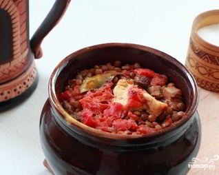 Чечевица с мясом в горшочке