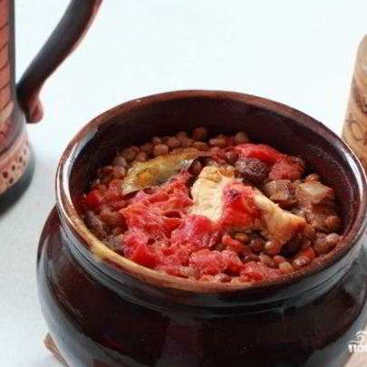 Чечевица с мясом в горшочке