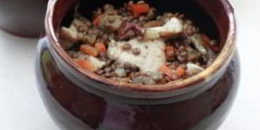 чечевица с мясом в горшочке