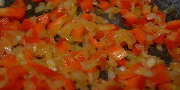 черный рис с овощами и креветками