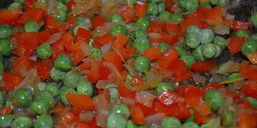 черный рис с овощами и креветками