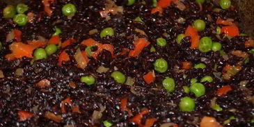 черный рис с овощами и креветками