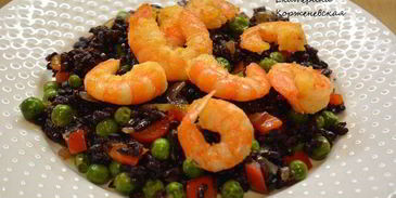 черный рис с овощами и креветками