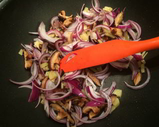 Черный рис с овощами в китайском стиле