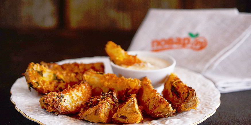 Рецепт деревенского картофеля под сырным соусом