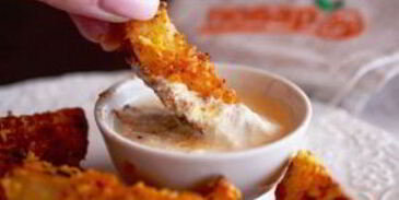 деревенский картофель под сырным соусом