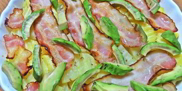 картофель с беконом, авокадо и сыром