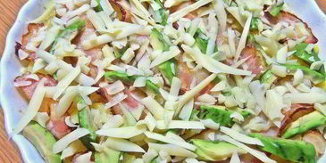 картофель с беконом, авокадо и сыром