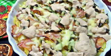 картофель с беконом, авокадо и сыром