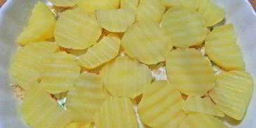 картофель с беконом, авокадо и сыром