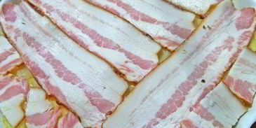 картофель с беконом, авокадо и сыром