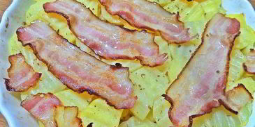 картофель с беконом, авокадо и сыром