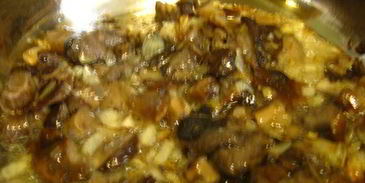 картофель с лесными грибами и луком