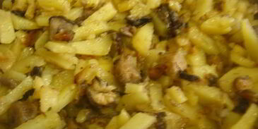 картофель с лесными грибами и луком