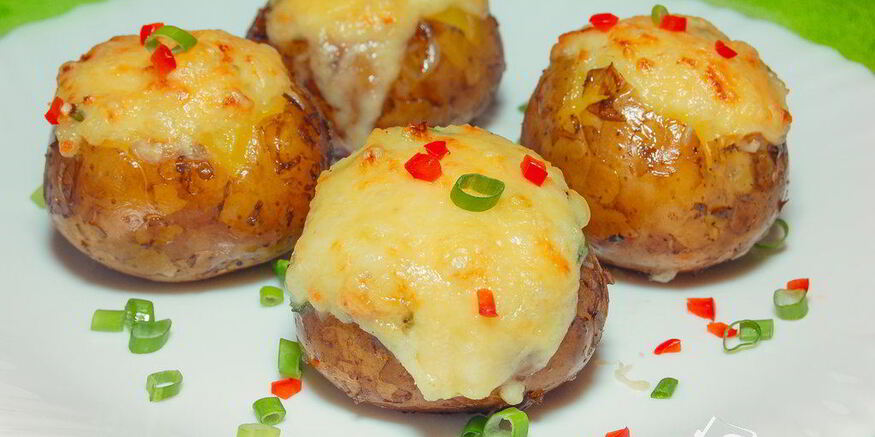 Рецепт картофеля с сырной начинкой