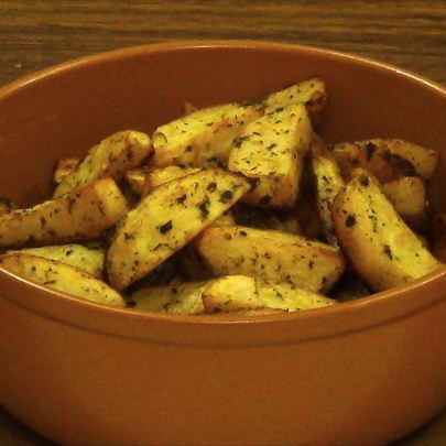 Картофель с травами и чесноком