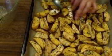 картофель с травами и чесноком