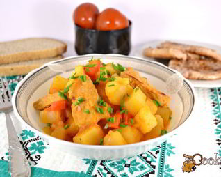 Картофель со свининой и томатом в мультиварке