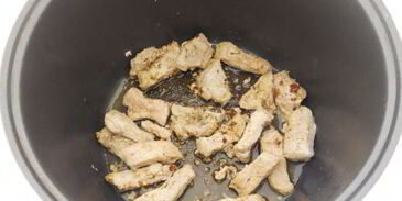 картофель со свининой и томатом в мультиварке