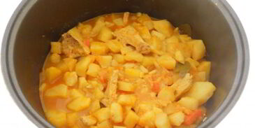 картофель со свининой и томатом в мультиварке