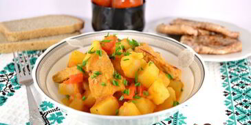 картофель со свининой и томатом в мультиварке